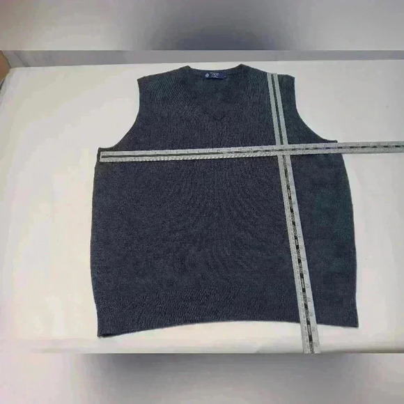 J.Crew V neck 💯 Merino Wool Sweater Vest.  Men's size L - Picture 4 of 7
